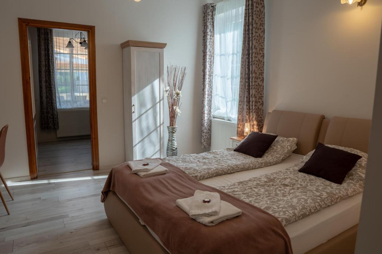 F57 - Franko Csaladi Panzio Bed & Breakfast Balatonlelle Exterior photo