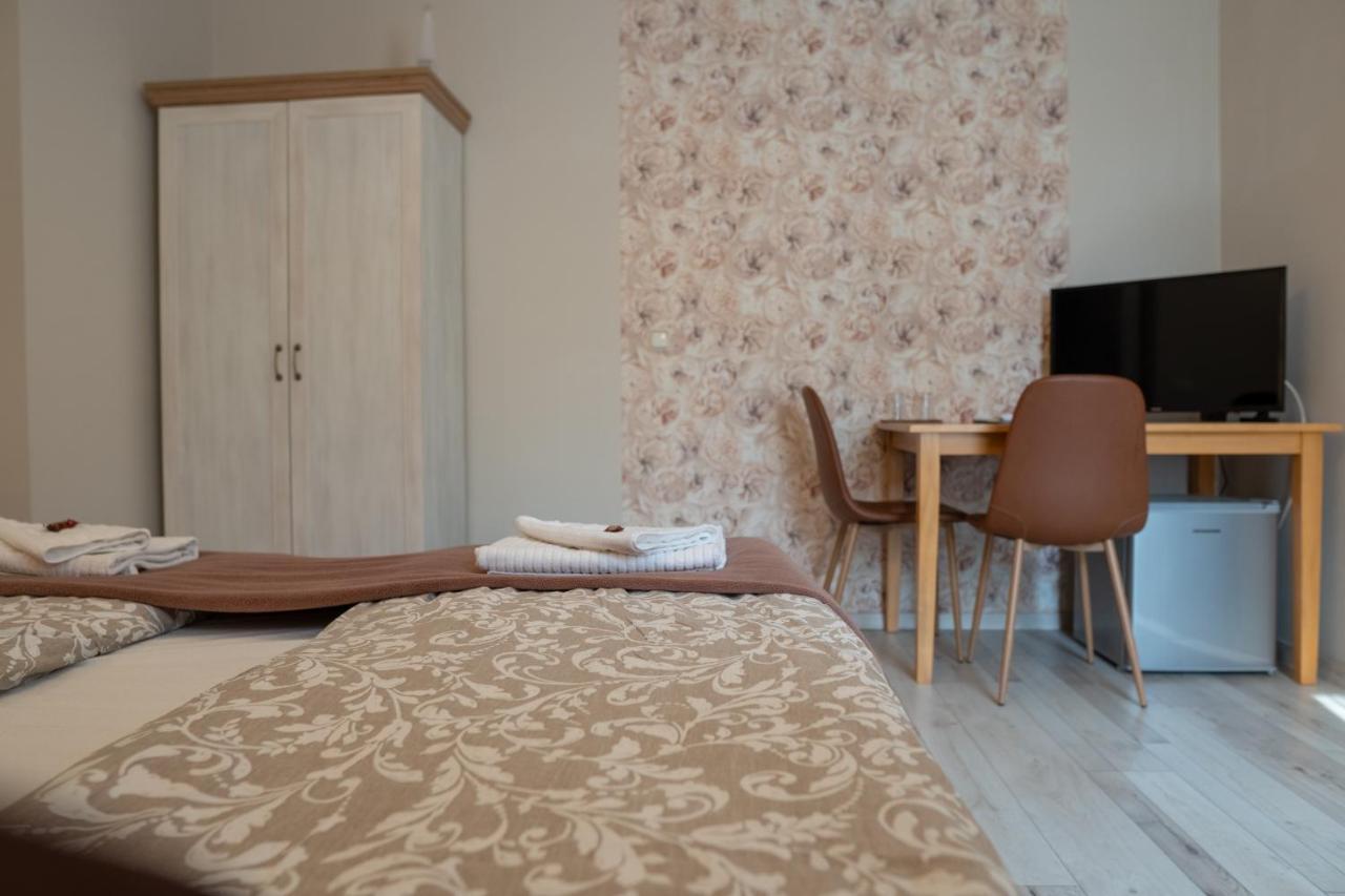 F57 - Franko Csaladi Panzio Bed & Breakfast Balatonlelle Exterior photo