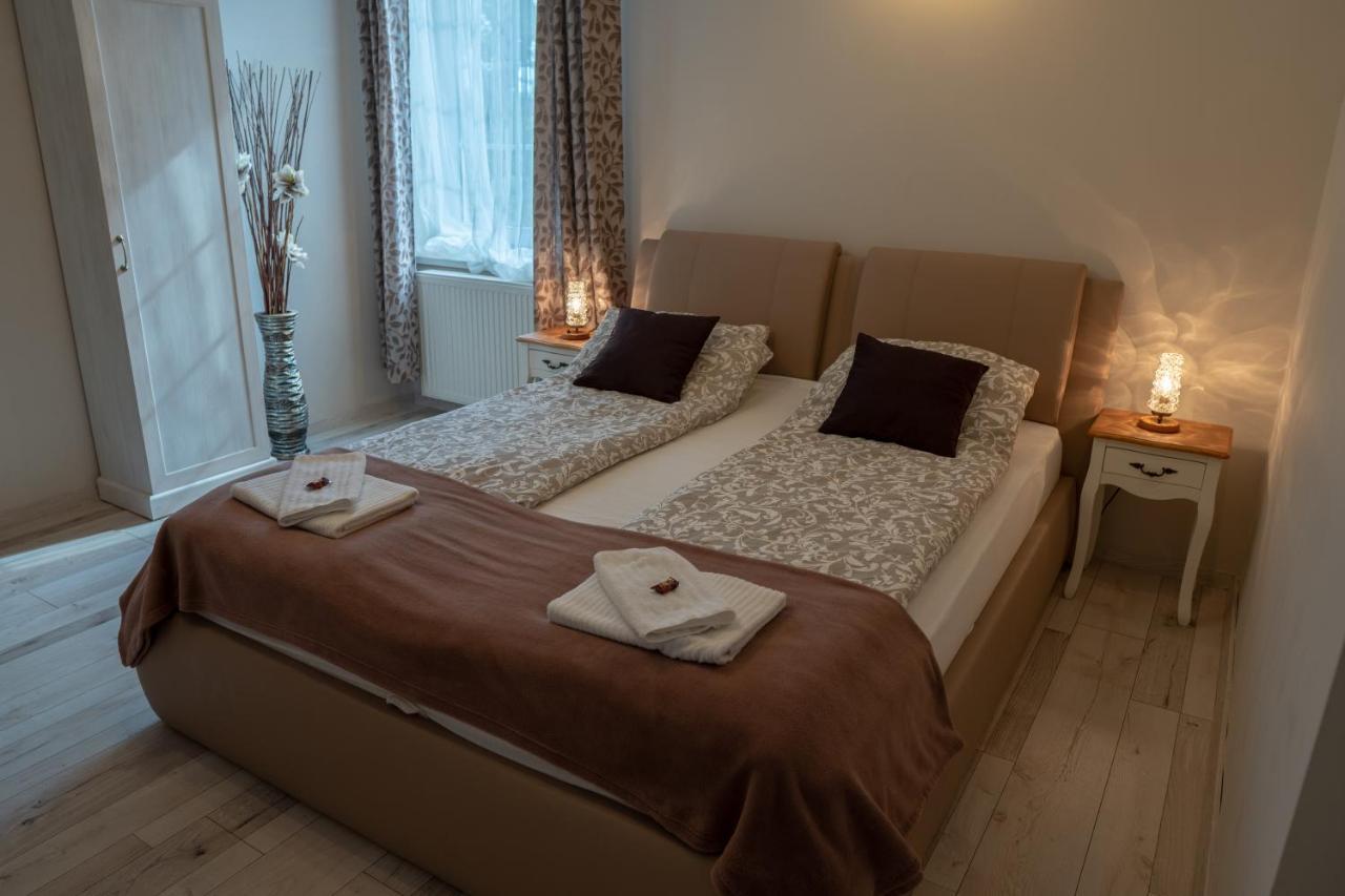 F57 - Franko Csaladi Panzio Bed & Breakfast Balatonlelle Exterior photo