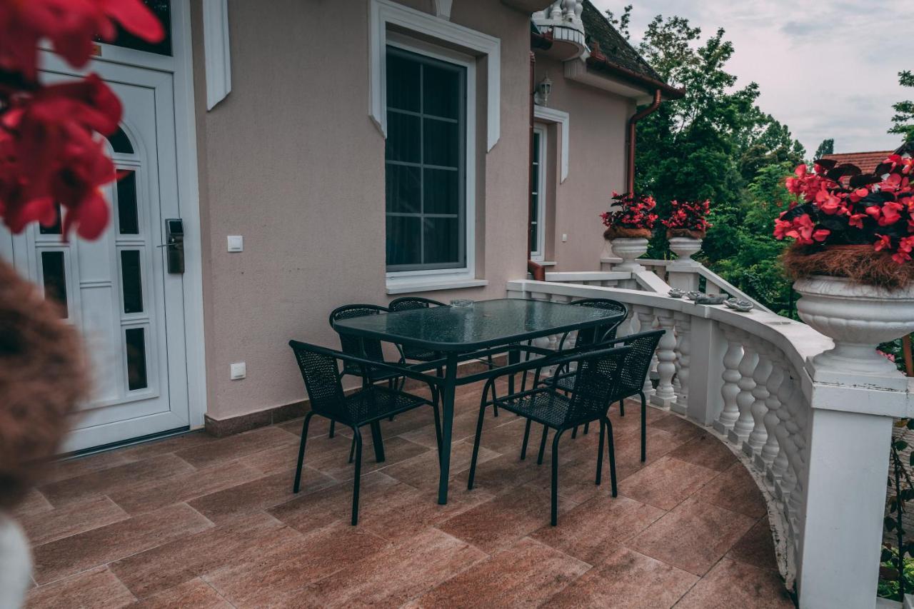 F57 - Franko Csaladi Panzio Bed & Breakfast Balatonlelle Exterior photo