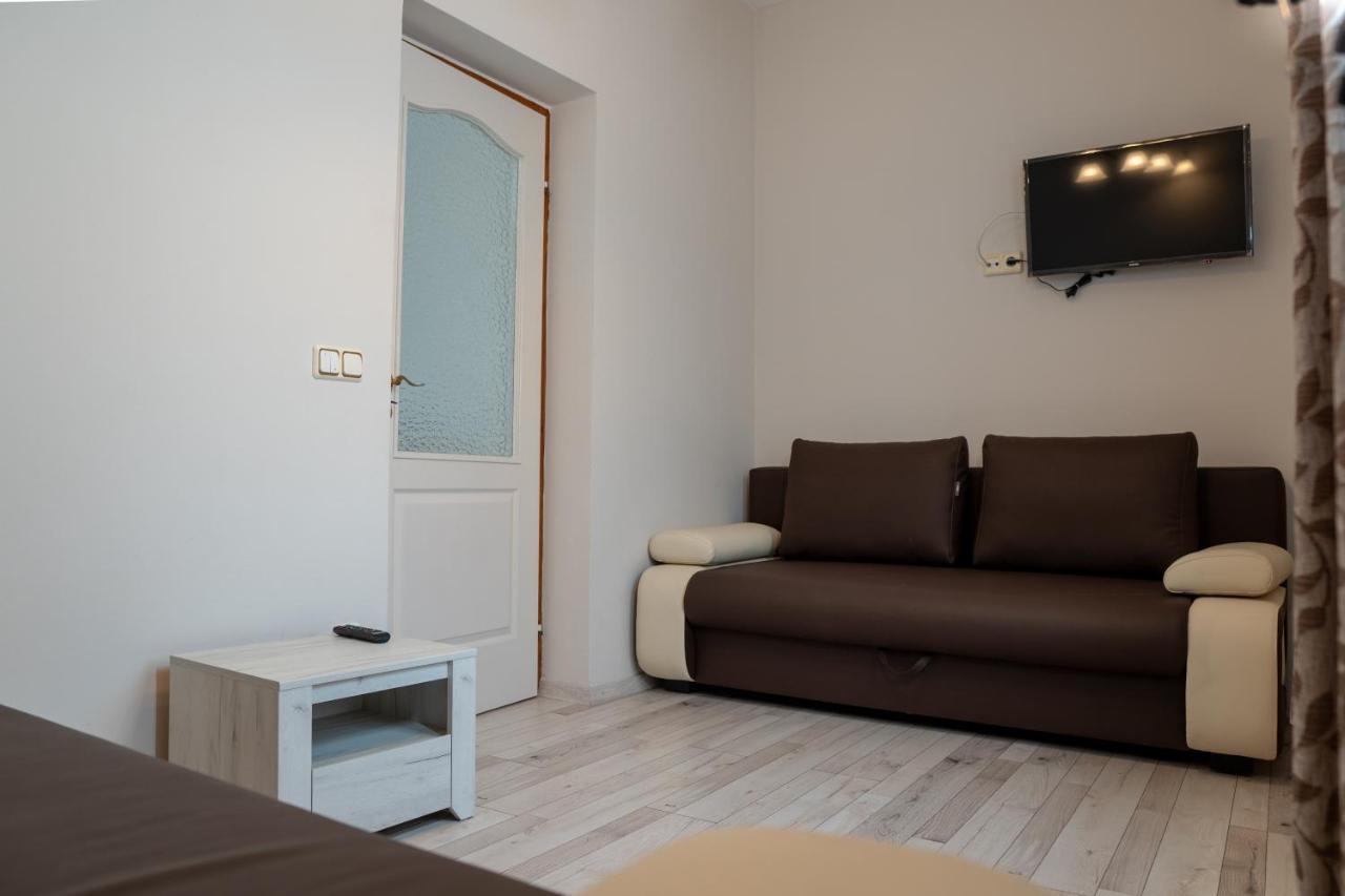 F57 - Franko Csaladi Panzio Bed & Breakfast Balatonlelle Exterior photo