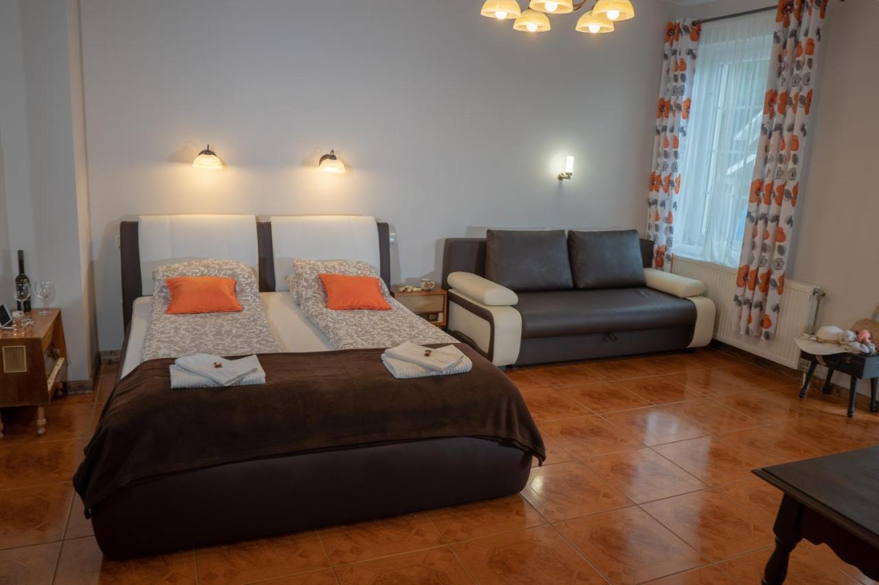 F57 - Franko Csaladi Panzio Bed & Breakfast Balatonlelle Exterior photo