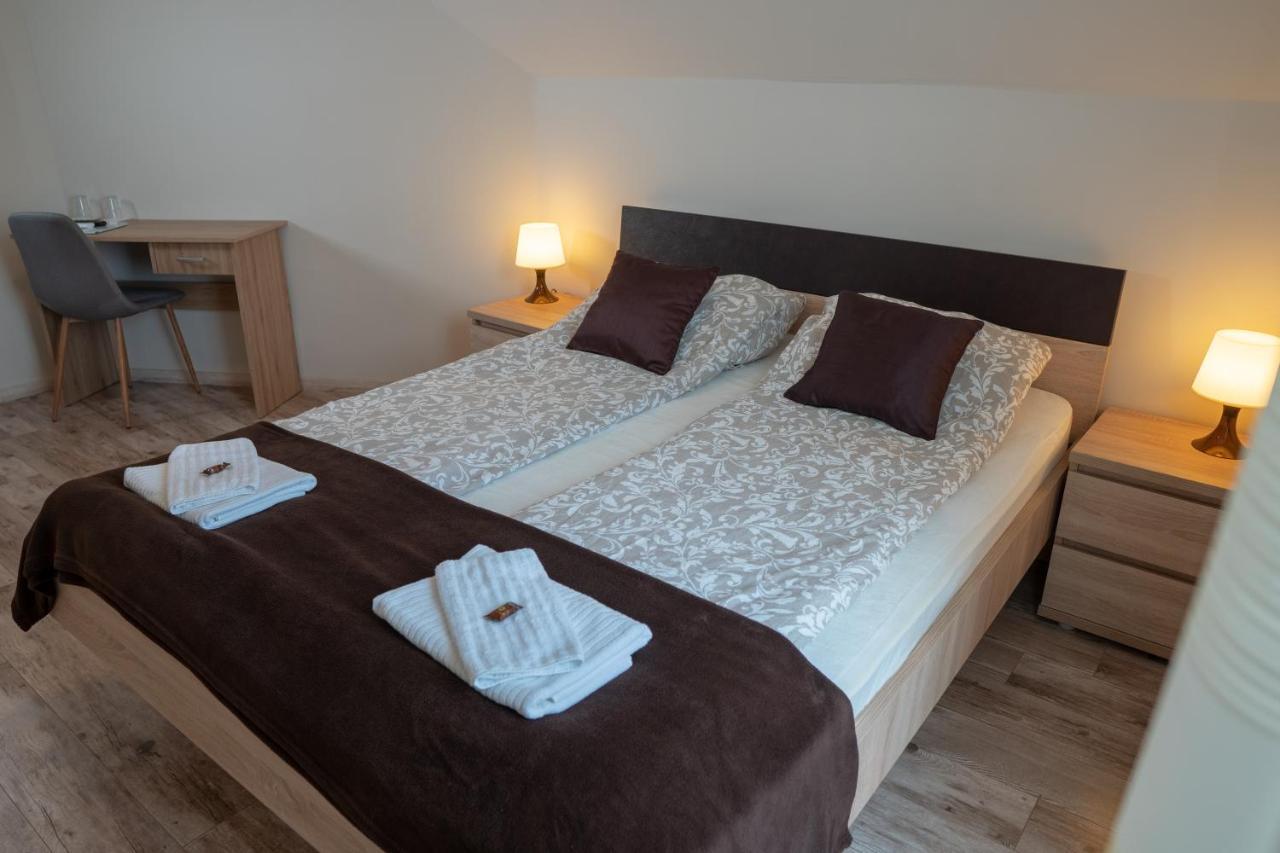 F57 - Franko Csaladi Panzio Bed & Breakfast Balatonlelle Exterior photo