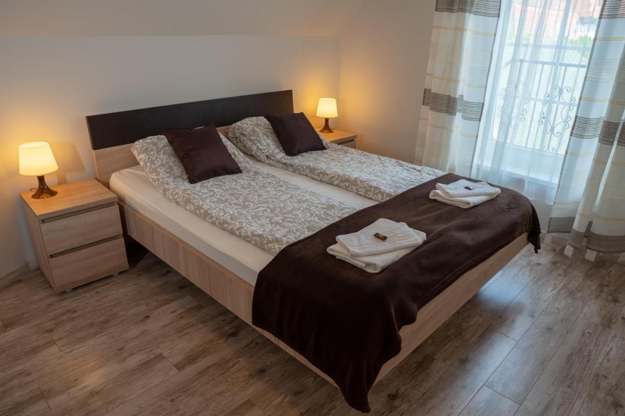 F57 - Franko Csaladi Panzio Bed & Breakfast Balatonlelle Exterior photo