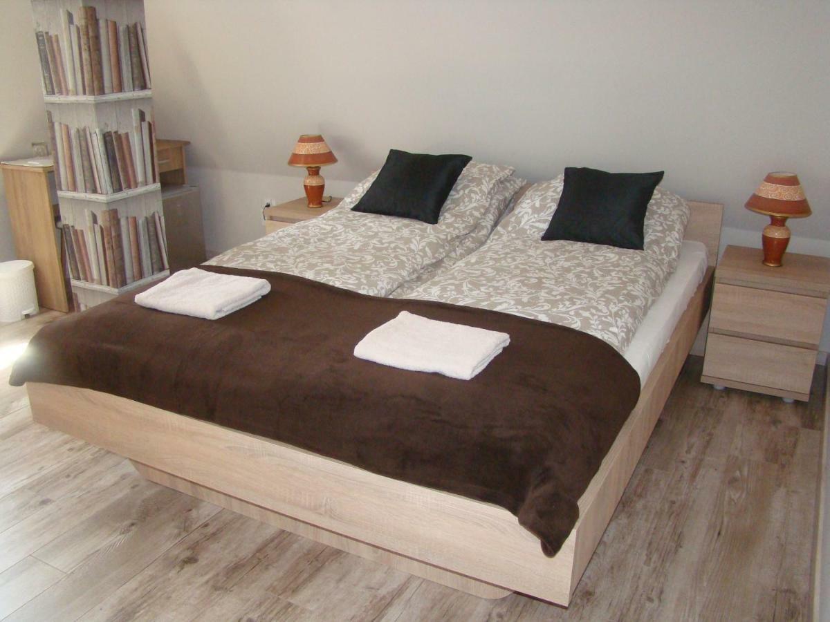 F57 - Franko Csaladi Panzio Bed & Breakfast Balatonlelle Exterior photo